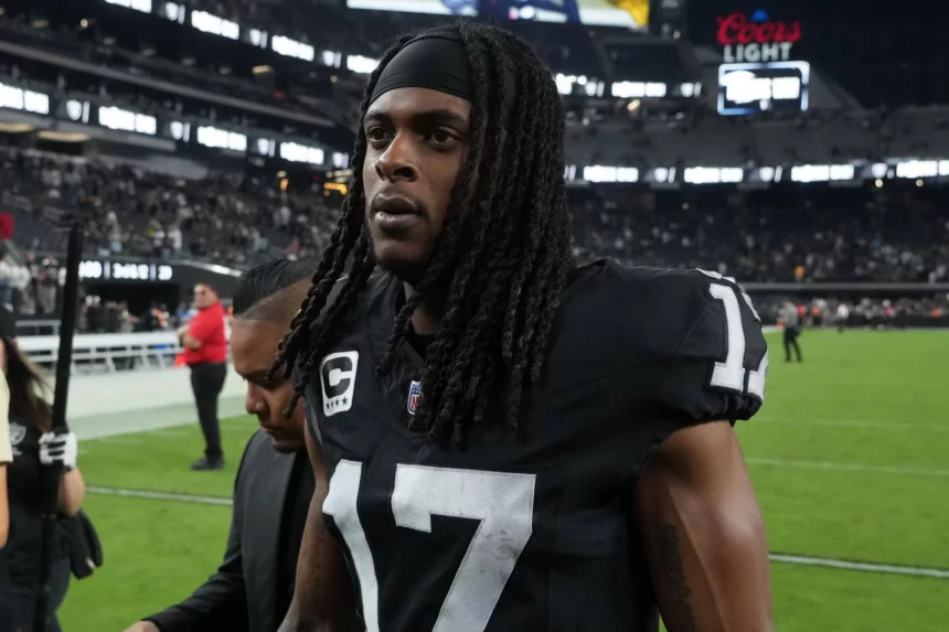 FootballR - NFL - Ein Footballspieler mit Dreadlocks steht auf dem Spielfeld der Las Vegas Raiders. Davante Adams