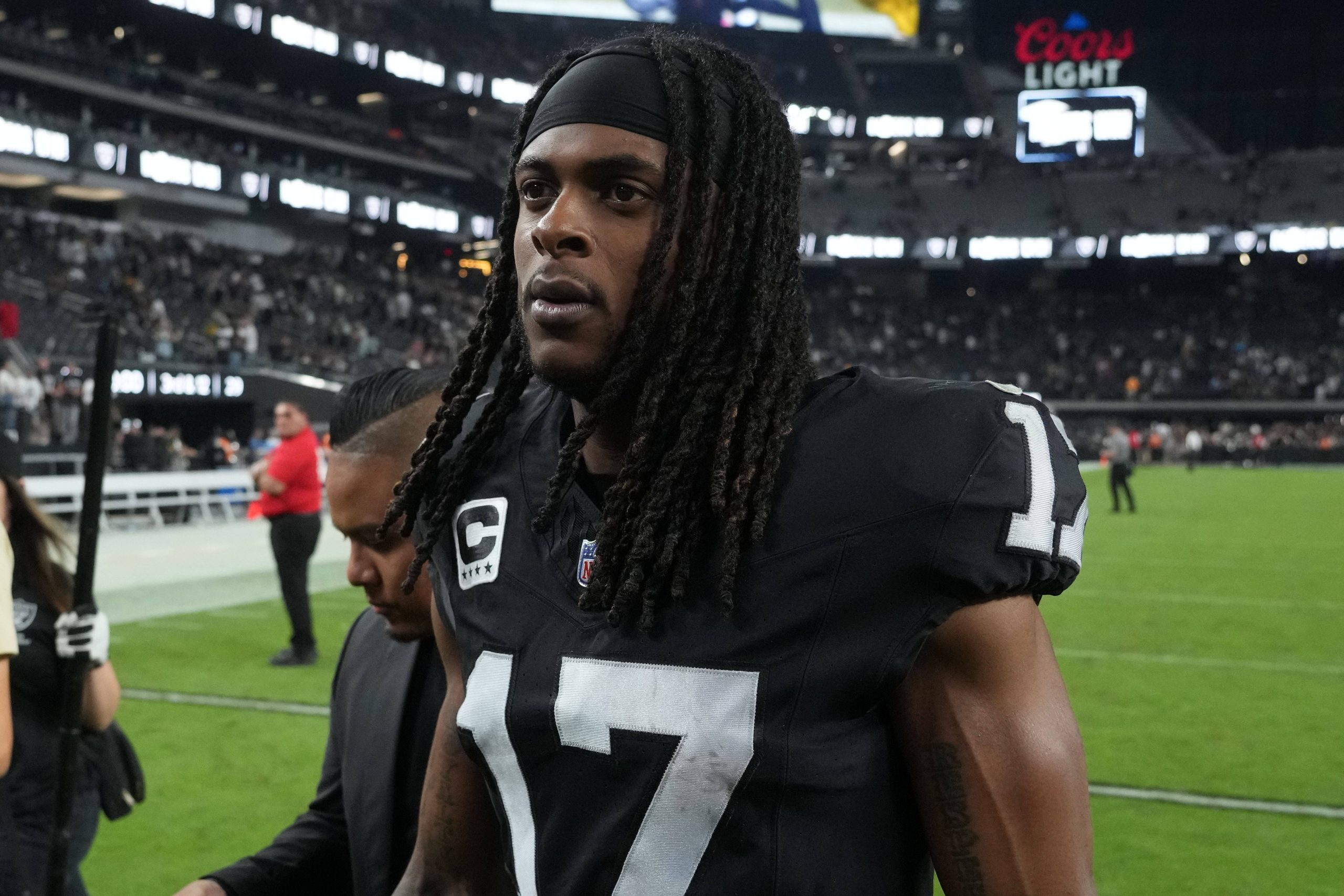 FootballR - NFL - Ein Footballspieler mit Dreadlocks steht auf dem Spielfeld der Las Vegas Raiders. Davante Adams