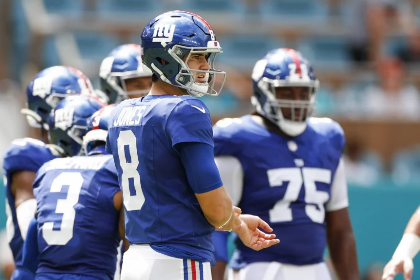 Daniel Jones bei seinem letzten Einsatz für die New York Giants gegen die Miami Dolphins. Wann kann er von seiner Nackenverletzung zurückkehren?