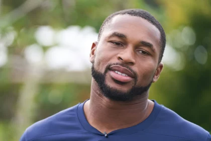 FootballR - NFL - Ein Mann in einem blauen Hemd blickt in die Kamera. Kevin Byard zu den Eagles