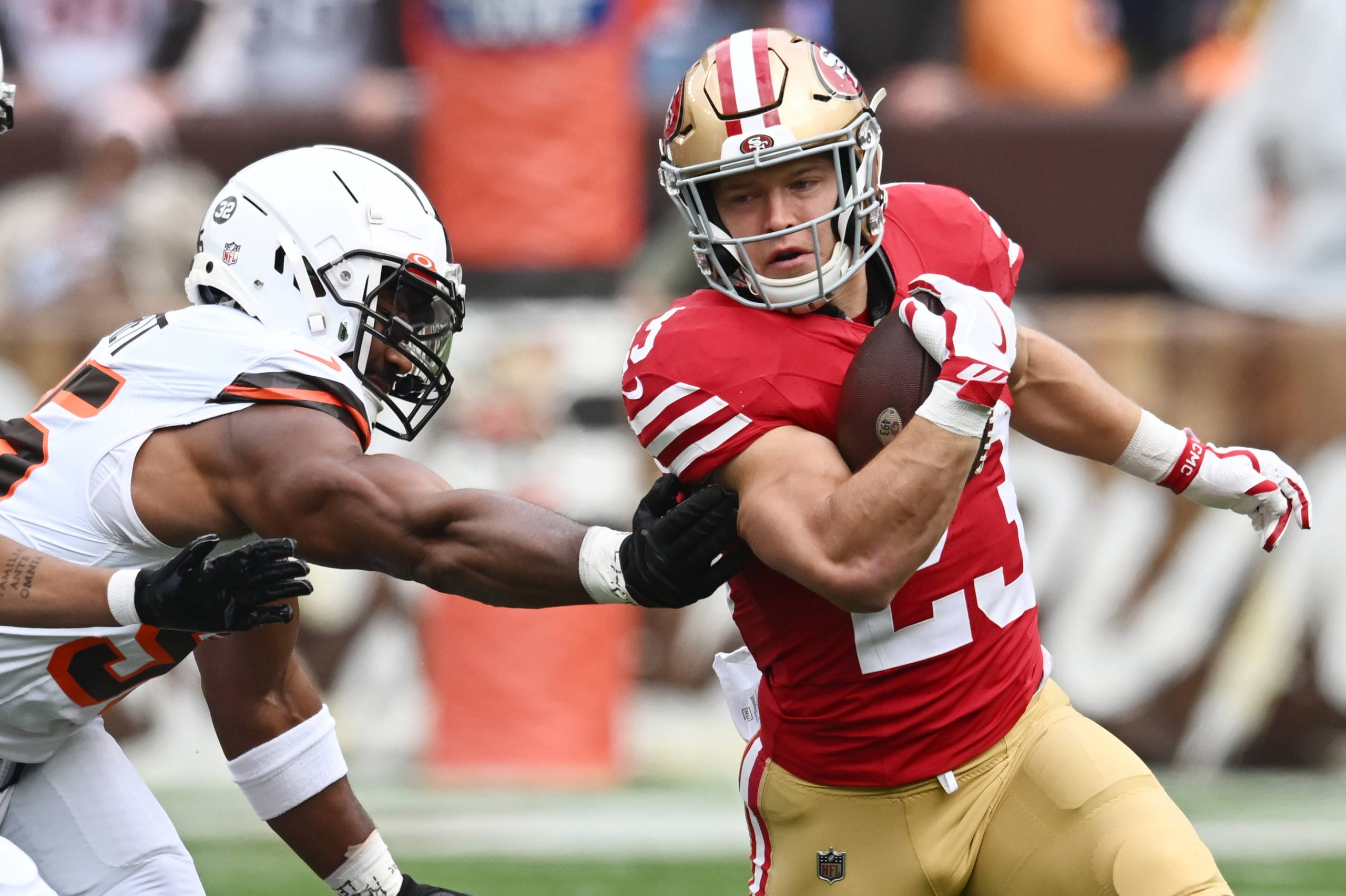 FootballR - NFL - Fußballspieler der San Francisco 49ers läuft mit dem Ball. Christian McCaffrey