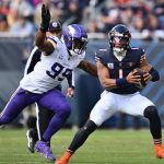 FootballR - NFL Draft 2024 - Chicago Bears QB Justin Fields gegen Minnesota Vikings Pass Rusher Danielle Hunter.