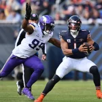 FootballR - NFL Draft 2024 - Chicago Bears QB Justin Fields gegen Minnesota Vikings Pass Rusher Danielle Hunter.