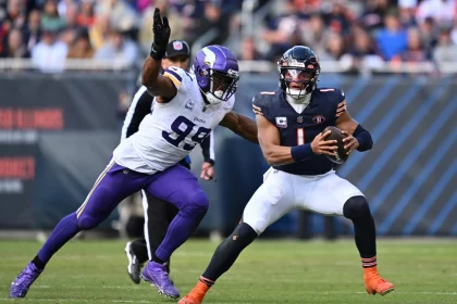 FootballR - NFL Draft 2024 - Chicago Bears QB Justin Fields gegen Minnesota Vikings Pass Rusher Danielle Hunter.