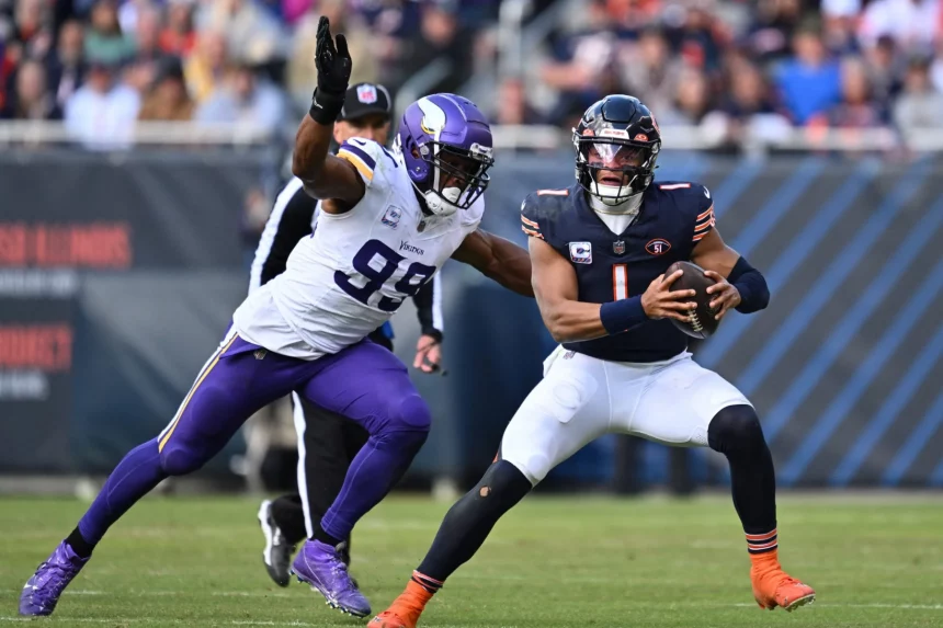 FootballR - NFL Draft 2024 - Chicago Bears QB Justin Fields gegen Minnesota Vikings Pass Rusher Danielle Hunter.