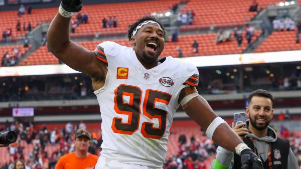 FootballR - NFL - Ein Footballspieler der Browns feiert nach einem überraschenden Sieg gegen die 49ers.