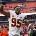 FootballR - NFL - Ein Footballspieler der Browns feiert nach einem überraschenden Sieg gegen die 49ers.