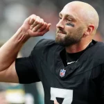 FootballR - NFL - Brian Hoyer - Ein schwarz-weißer NFL-Footballspieler mit erhobener Faust, der Protest oder Solidarität symbolisiert.