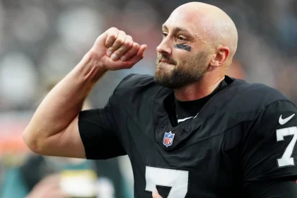 FootballR - NFL - Brian Hoyer - Ein schwarz-weißer NFL-Footballspieler mit erhobener Faust, der Protest oder Solidarität symbolisiert.