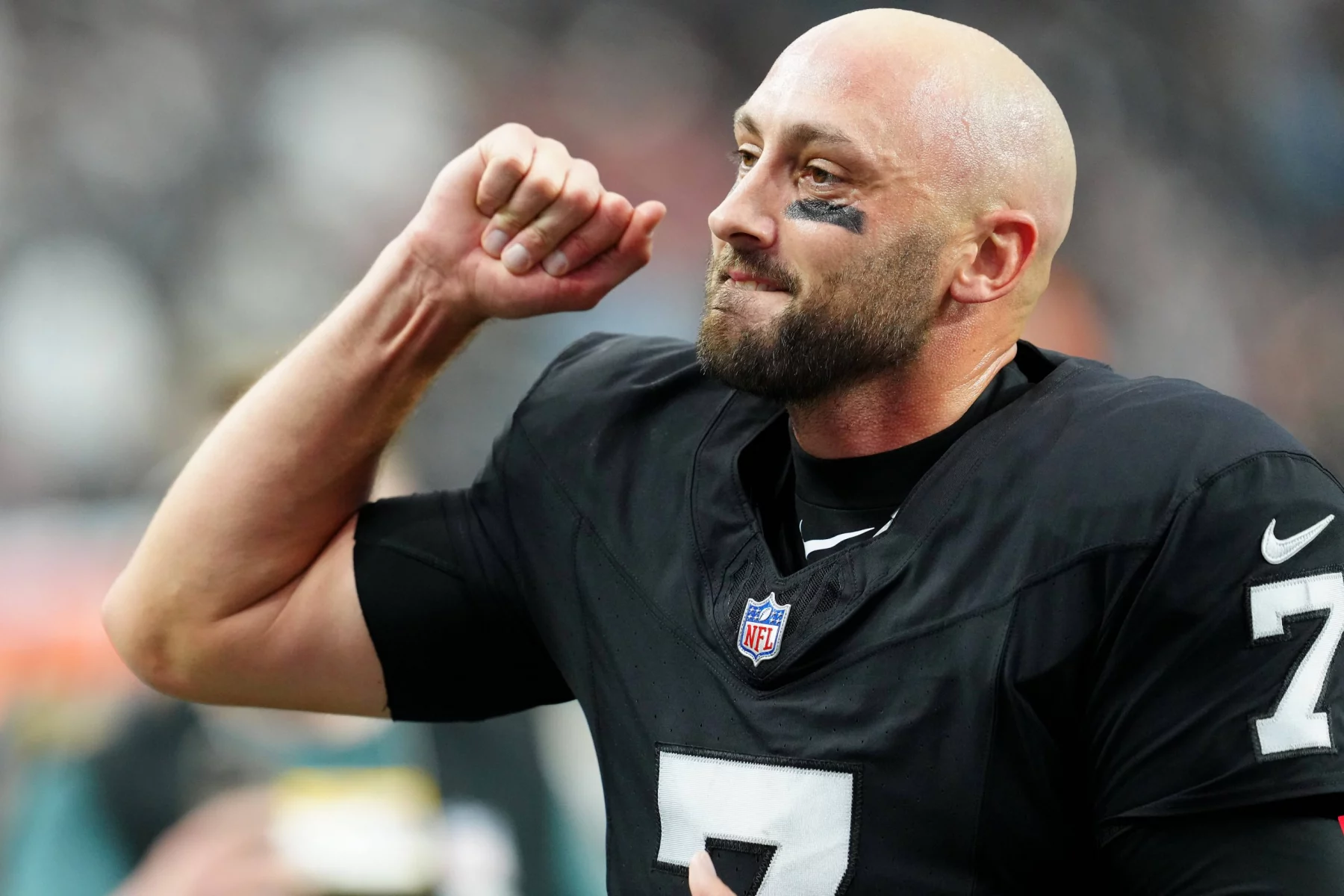 FootballR - NFL - Brian Hoyer - Ein schwarz-weißer NFL-Footballspieler mit erhobener Faust, der Protest oder Solidarität symbolisiert.