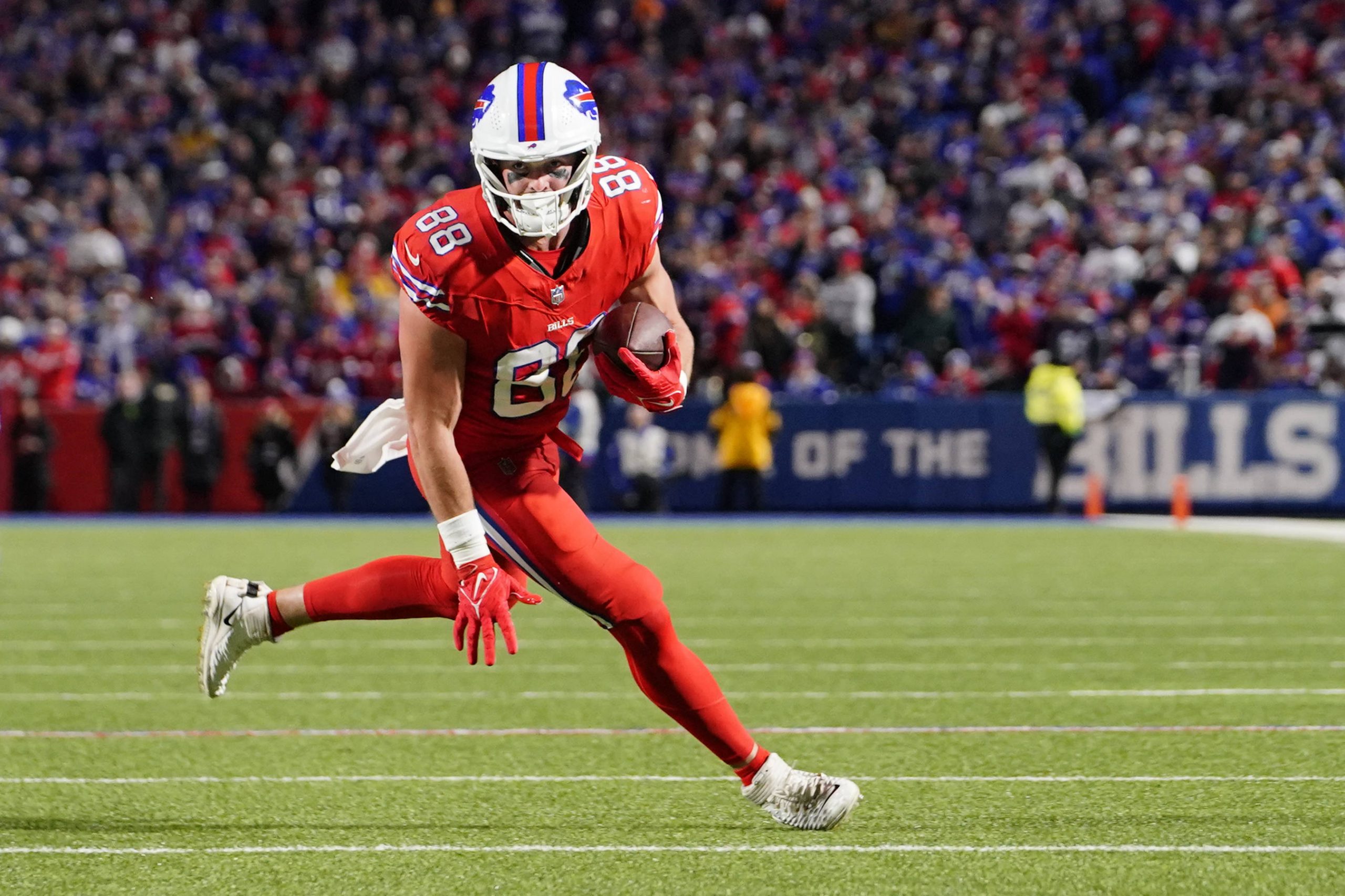 NFL, American Football Herren, USA New York Giants at Buffalo Bills Oct 15, 2023 Orchard Park, New York, USA Buffalo Bills tight end Dawson Knox 88 runs with the ball after making a catch against the New York Giants during the second half at Highmark Stadium. Orchard Park Highmark Stadium New York USA, EDITORIAL USE ONLY PUBLICATIONxINxGERxSUIxAUTxONLY Copyright: xGregoryxFisherx 20231015_szo_fb5_0413