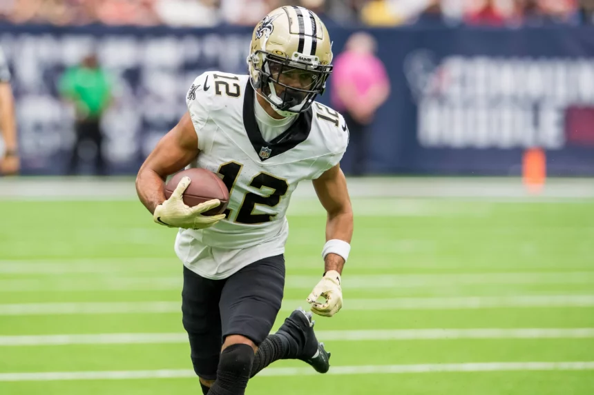 FootballR - NFL - Der Wide Receiver Chris Olave der New Orleans Saints spielt kraftvoll mit dem Ball.