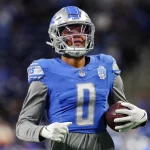 FootballR - NFL - Marvin Jones, ein Footballspieler der Detroit Lions, hält einen Ball.