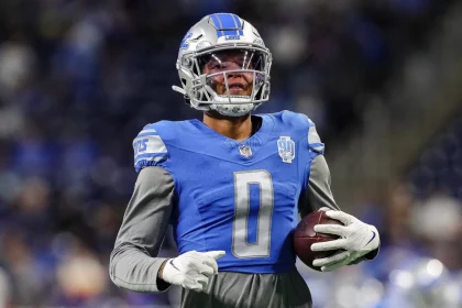FootballR - NFL - Marvin Jones, ein Footballspieler der Detroit Lions, hält einen Ball.