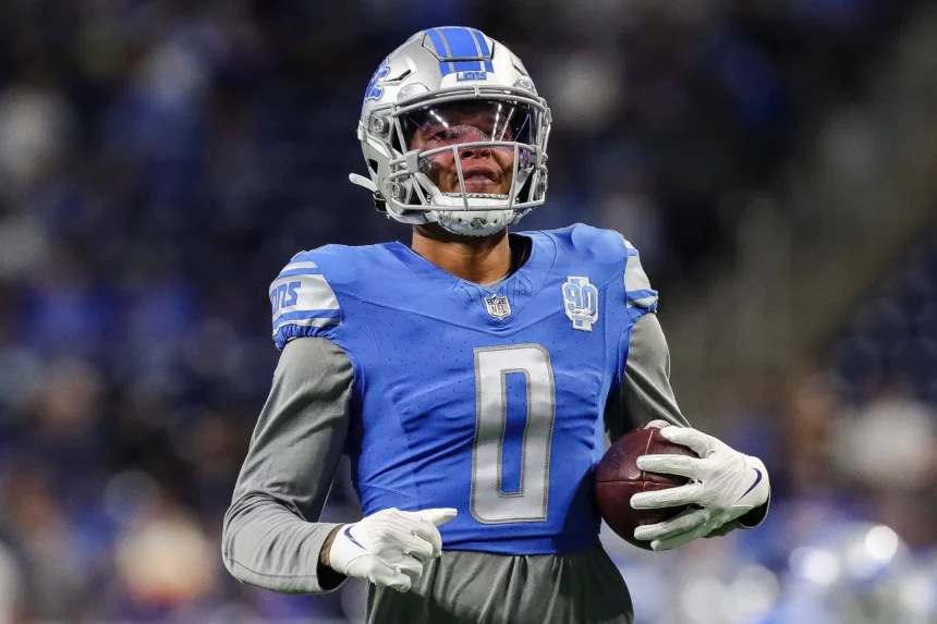 FootballR - NFL - Marvin Jones, ein Footballspieler der Detroit Lions, hält einen Ball.