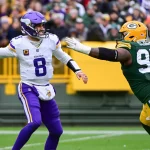 NFL, American Football Herren, USA Minnesota Vikings at Green Bay Packers Oct 29, 2023 Green Bay, Wisconsin, USA Minnesota Vikings quarterback Kirk Cousins 8 gets pressure from Green Bay Packers linebacker Kenny Clark 97 in the first quarter at Lambeau Field. Green Bay Lambeau Field Wisconsin USA, EDITORIAL USE ONLY PUBLICATIONxINxGERxSUIxAUTxONLY Copyright: xBennyxSieux 20231029_hmb_bs5_128