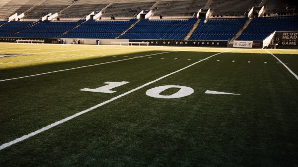 FootballR - NFL - Ein Footballfeld mit der Nummer 10 darauf, die die Miami Dolphins darstellt, die den NFL-Geschwindigkeitsstandard festlegen.