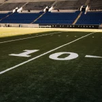 FootballR - NFL - Ein Footballfeld mit der Nummer 10 darauf, die die Miami Dolphins darstellt, die den NFL-Geschwindigkeitsstandard festlegen.