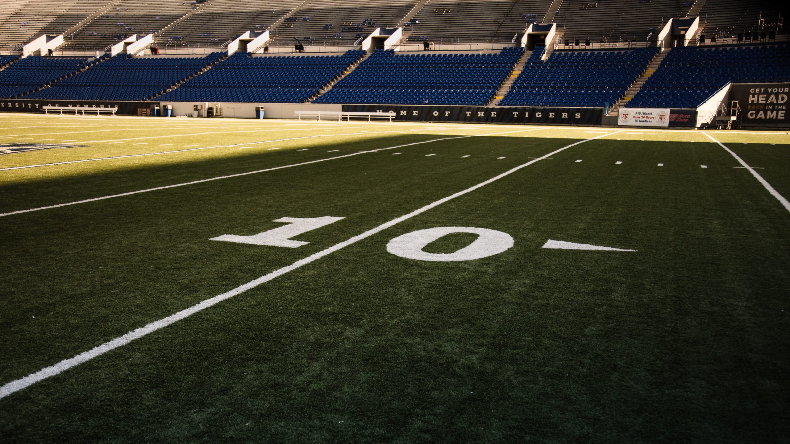 FootballR - NFL - Ein Footballfeld mit der Nummer 10 darauf, die die Miami Dolphins darstellt, die den NFL-Geschwindigkeitsstandard festlegen.