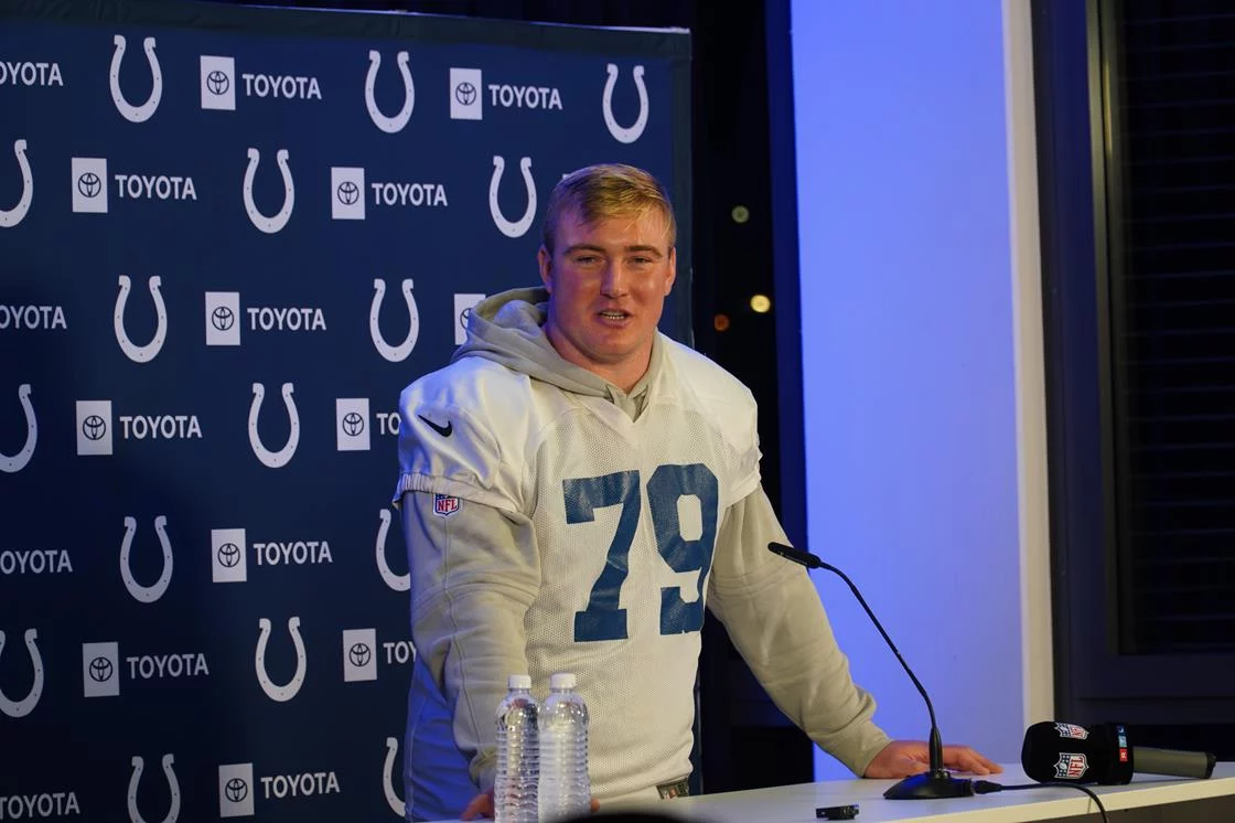 FootballR - NFL - Ein Spieler der Indianapolis Colts, Bernhard Raimann, hält eine Pressekonferenz zum NFL-Deutschlandspiel.
