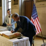 Commissioner Roger Goodell trägt sich in das Goldene Buch der Stadt Frankfurt am Main ein.