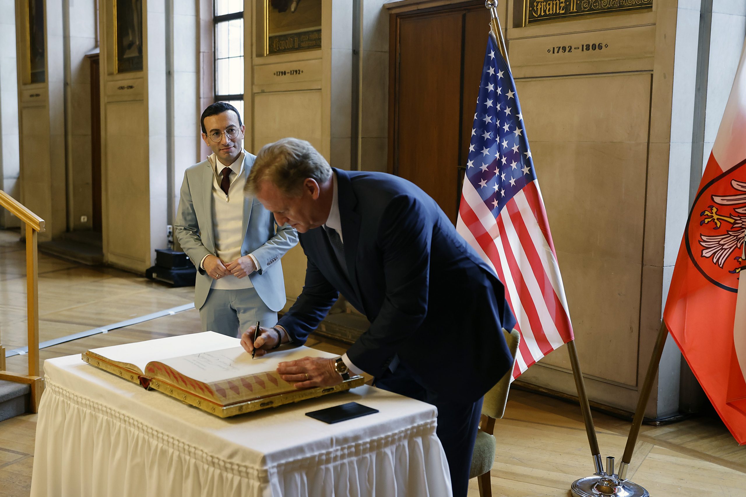 Commissioner Roger Goodell trägt sich in das Goldene Buch der Stadt Frankfurt am Main ein.