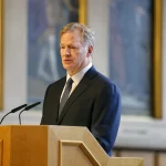 FootballR - NFL - Kelce-Swift Romanze - Roger Goodell, der Commissioner der NFL, steht selbstbewusst auf einem Podium in Frankfurt.