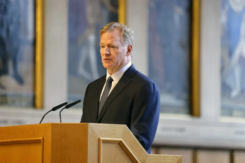 FootballR - NFL - Kelce-Swift Romanze - Roger Goodell, der Commissioner der NFL, steht selbstbewusst auf einem Podium in Frankfurt.