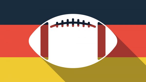 FootballR - NFL - Ein Football mit langem Schatten auf der Flagge Deutschlands bei den Frankfurt Games.