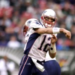 FootballR - NFL - Der Quarterback der New England Patriots, der auch ein ehemaliger NFL Most Valuable Player (NFL MVP) ist, wirft den Ball während eines Spiels. Tom Brady holte mehrfach den MVP-Titel