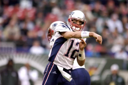 FootballR - NFL - Der Quarterback der New England Patriots, der auch ein ehemaliger NFL Most Valuable Player (NFL MVP) ist, wirft den Ball während eines Spiels. Tom Brady holte mehrfach den MVP-Titel