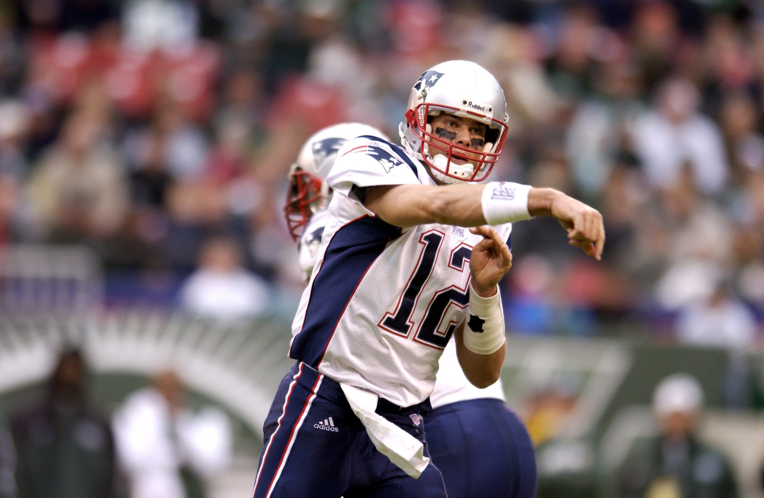 FootballR - NFL - Der Quarterback der New England Patriots, der auch ein ehemaliger NFL Most Valuable Player (NFL MVP) ist, wirft den Ball während eines Spiels. Tom Brady holte mehrfach den MVP-Titel