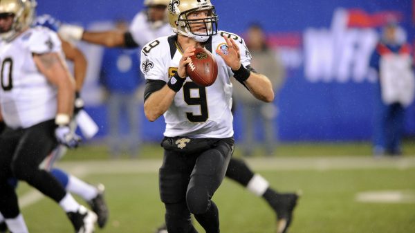 FootballR - NFL - Der Footballspieler der New Orleans Saints, Drew Brees, wirft den Ball mit dem Arm.