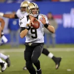FootballR - NFL - Der Footballspieler der New Orleans Saints, Drew Brees, wirft den Ball mit dem Arm.