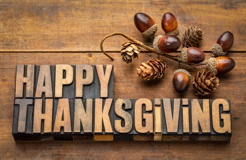 FootballR - NFL Thanksgiving 2025 - Das Wort Happy Thanksgiving auf einem Holztisch, umgeben von NFL Thanksgiving-Spiele und hochkarätigen Halftime Shows.