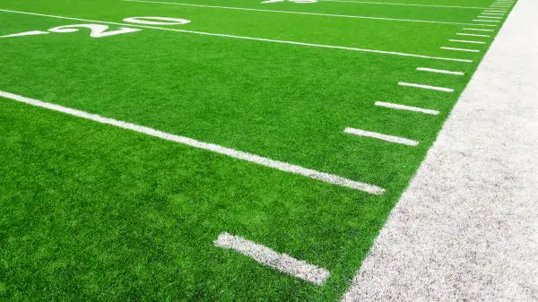 FootballR - NFL - Ein American-Football-Feld mit weißen Linien während der Bye Week Woche 11.