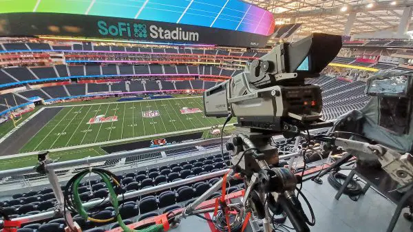 FootballR - RTL NFL Woche 11 - In einem Stadion wird ein NFL-Spiel gefilmt.