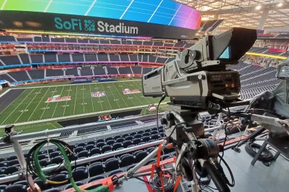 FootballR - RTL NFL Woche 11 - In einem Stadion wird ein NFL-Spiel gefilmt.