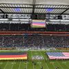 FootballR - NFL - Ein Stadion mit NFL-Spektakel mit amerikanischen und deutschen Flaggen auf dem Spielfeld. Viele Fußballstars und Prominente vor Ort.