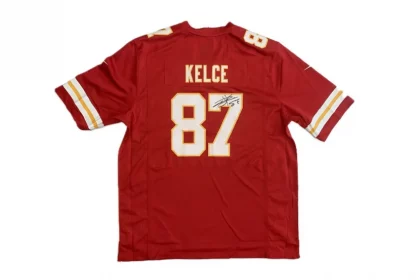 FootballR - NFL - Ein rotes NFL-Trikot mit der Nummer 87 darauf, das für einen guten Zweck ersteigert werden kann.