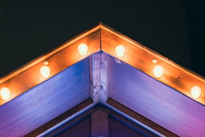 FootballR - NFL am Düsseldorfer Weihnachtsmarkt - Das NFL-Logo leuchtet während der Weihnachtszeit an der Seite eines Gebäudes.