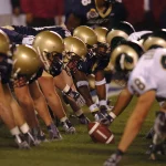 FootballR - NFL - Eine Gruppe von Fußballern stellte sich für ein Spiel auf und war besorgt über die Risiken von CTE.