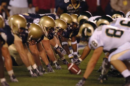 FootballR - NFL - Eine Gruppe von Fußballern stellte sich für ein Spiel auf und war besorgt über die Risiken von CTE.