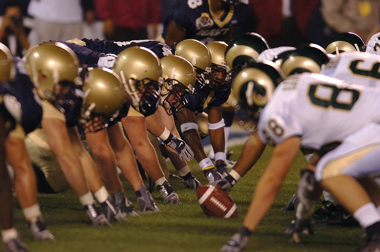 FootballR - NFL - Eine Gruppe von Fußballern stellte sich für ein Spiel auf und war besorgt über die Risiken von CTE.