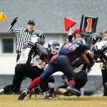 FootballR - NFL - Eine Gruppe Fußballspieler spielt Flag Football.