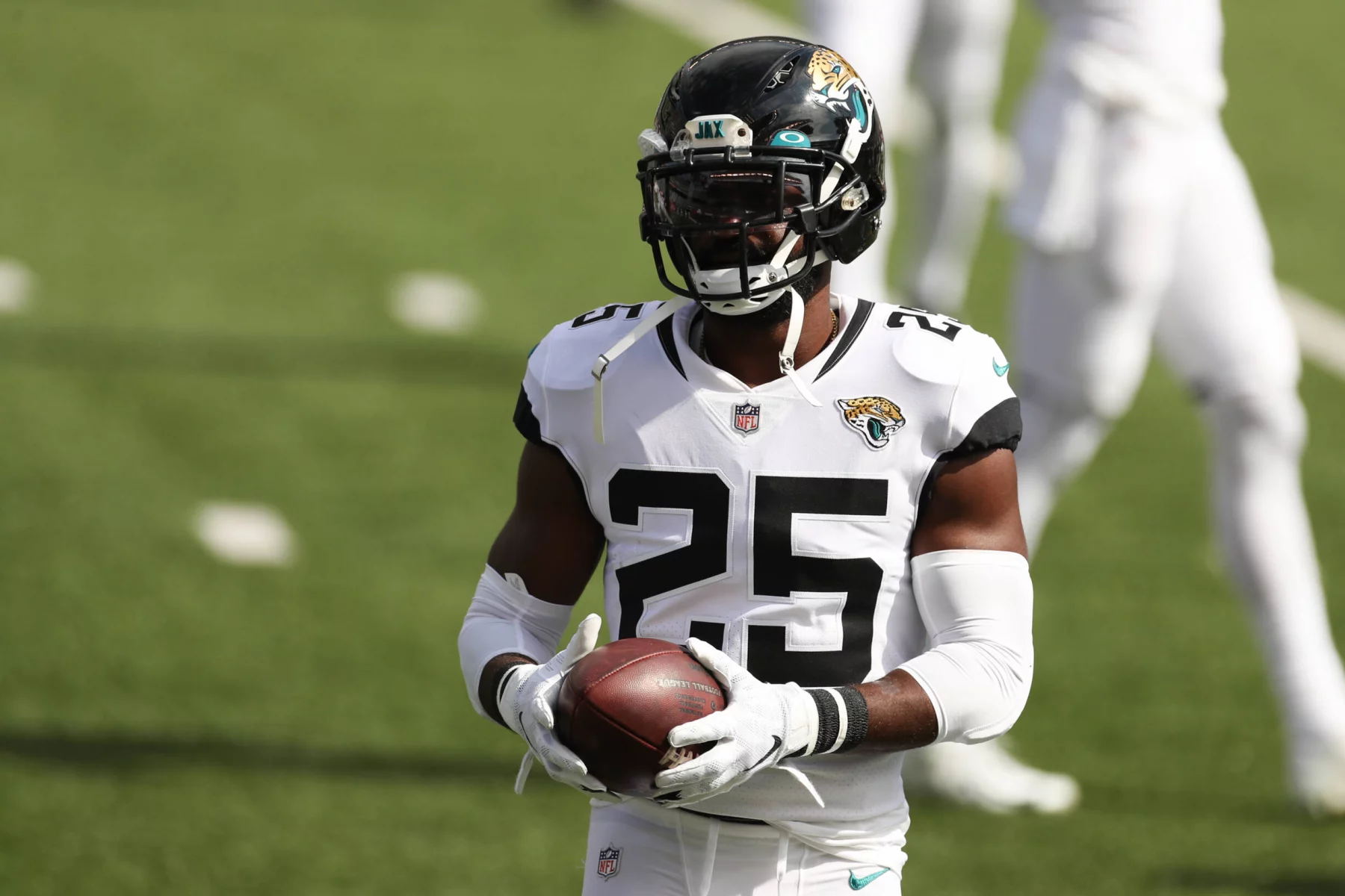 FootballR - NFL - Der Spieler D.J. Hayden der Jacksonville Jaguars hält einen Football.