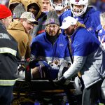 FootballR - NFL - Taylor Rapp wird auf einer Trage abtransportiert.