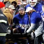 FootballR - NFL - Taylor Rapp wird auf einer Trage abtransportiert.