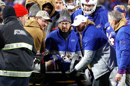 FootballR - NFL - Taylor Rapp wird auf einer Trage abtransportiert.