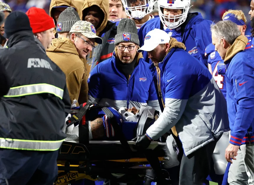 FootballR - NFL - Taylor Rapp wird auf einer Trage abtransportiert.